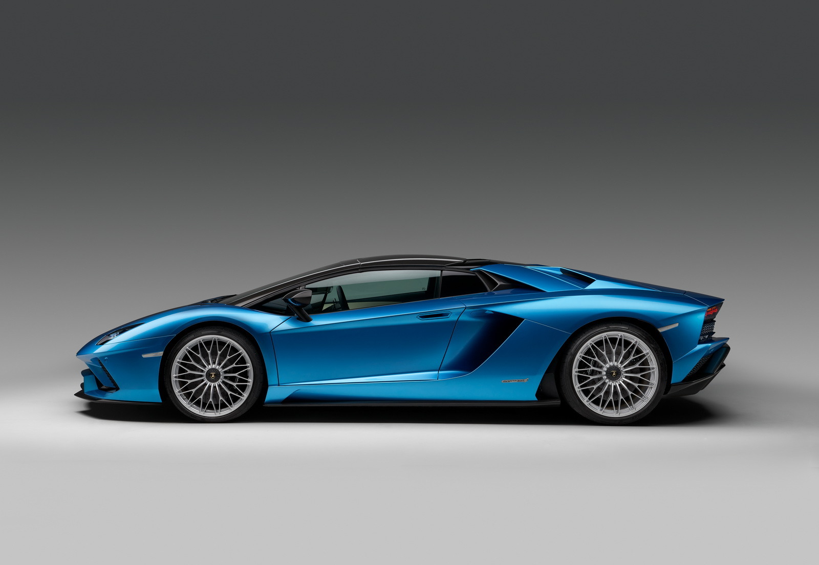 Lamborghini ra mắt Aventador S Roadster, 730 mã lực, 350 km/h, đánh lái cả  bốn bánh, giá  USD