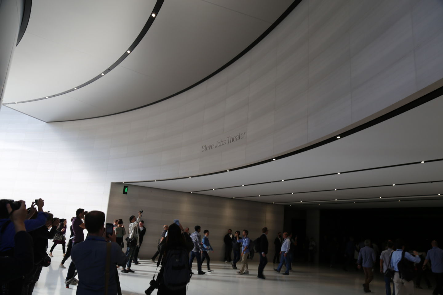 Tinhte-Steve Jobs Theater-10.jpg