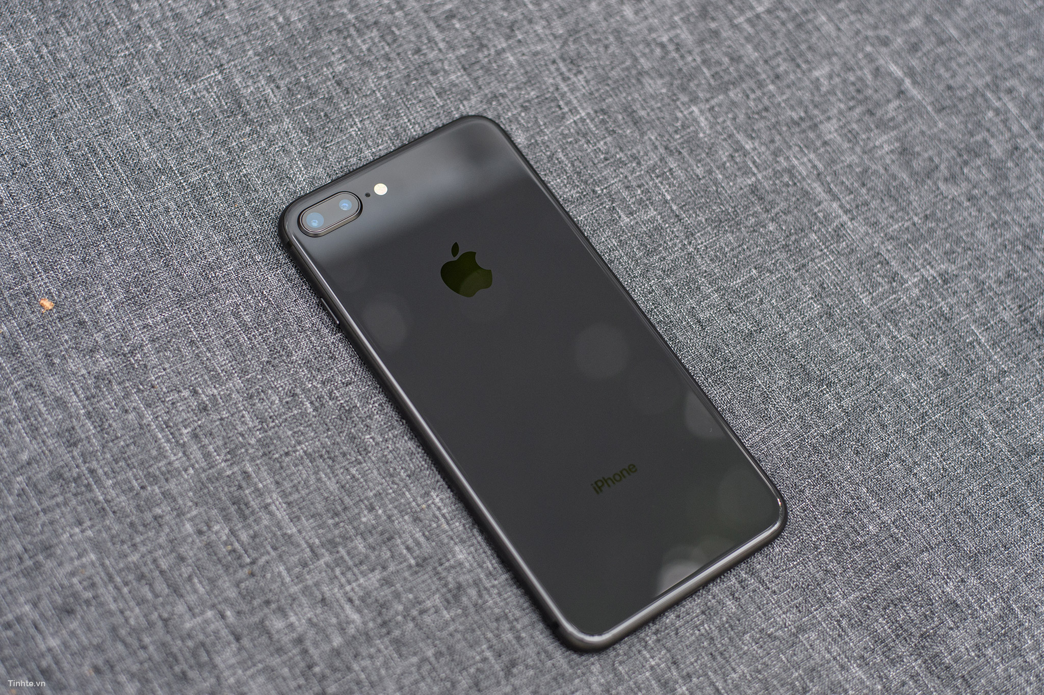 Hãy đến và khám phá chiếc iPhone 8/8 Plus Space Gray của chúng tôi! Với thiết kế siêu mỏng và những tính năng tuyệt vời như camera cực kỳ nổi bật và hiệu suất mạnh mẽ, chiếc iPhone này sẽ khiến bạn cảm thấy hài lòng về sự lựa chọn của mình.