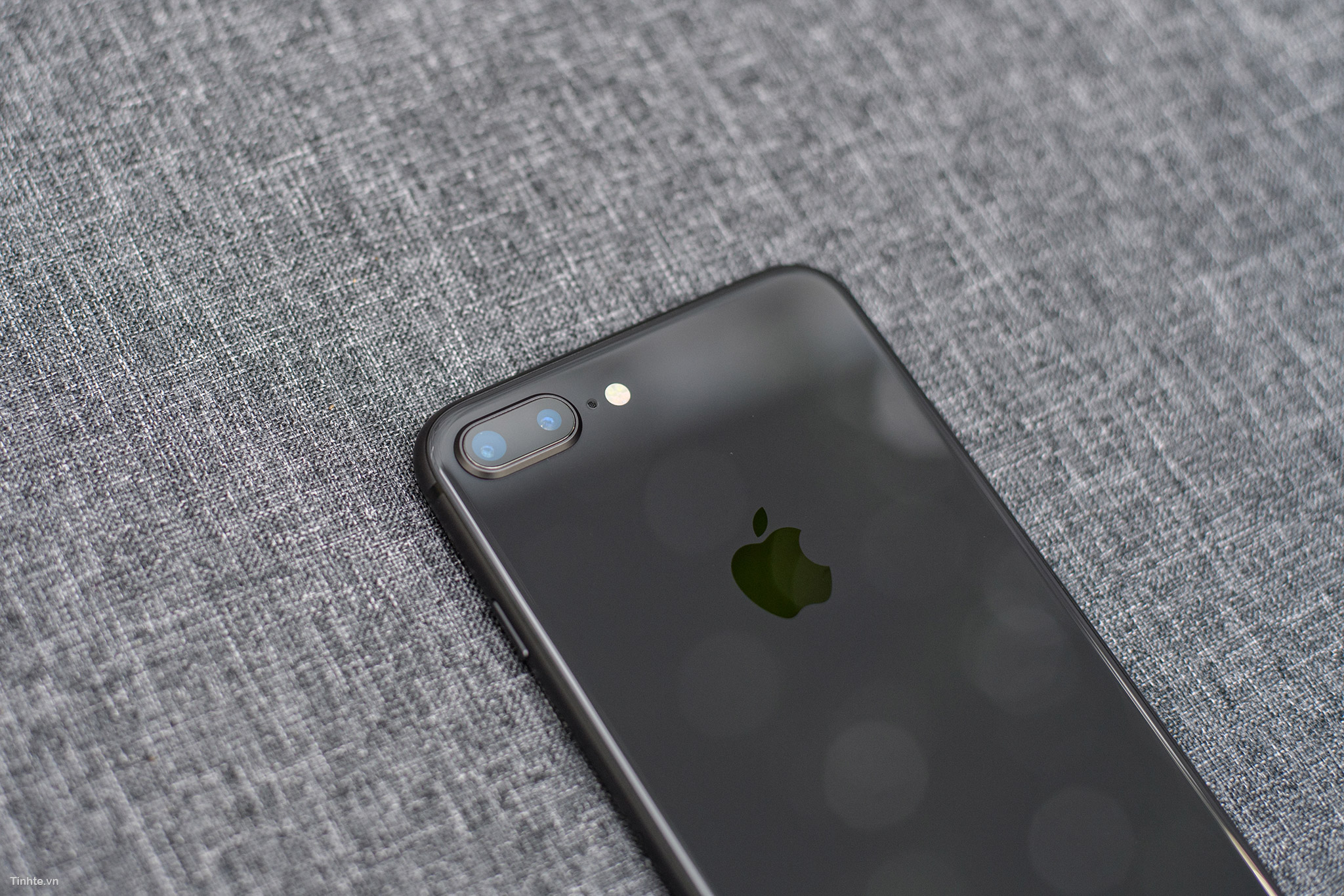 Sở hữu chiếc iPhone 8/8 Plus màu xám lông chuột không chỉ là cách để bạn nổi bật và thể hiện phong cách thời thượng mà còn là sự lựa chọn tuyệt vời cho những ai yêu thích sự đơn giản và hiện đại. Hãy cùng ngắm nhìn chiếc điện thoại này và cảm nhận sự sang trọng từ màu sắc đến thiết kế tinh tế của nó.
