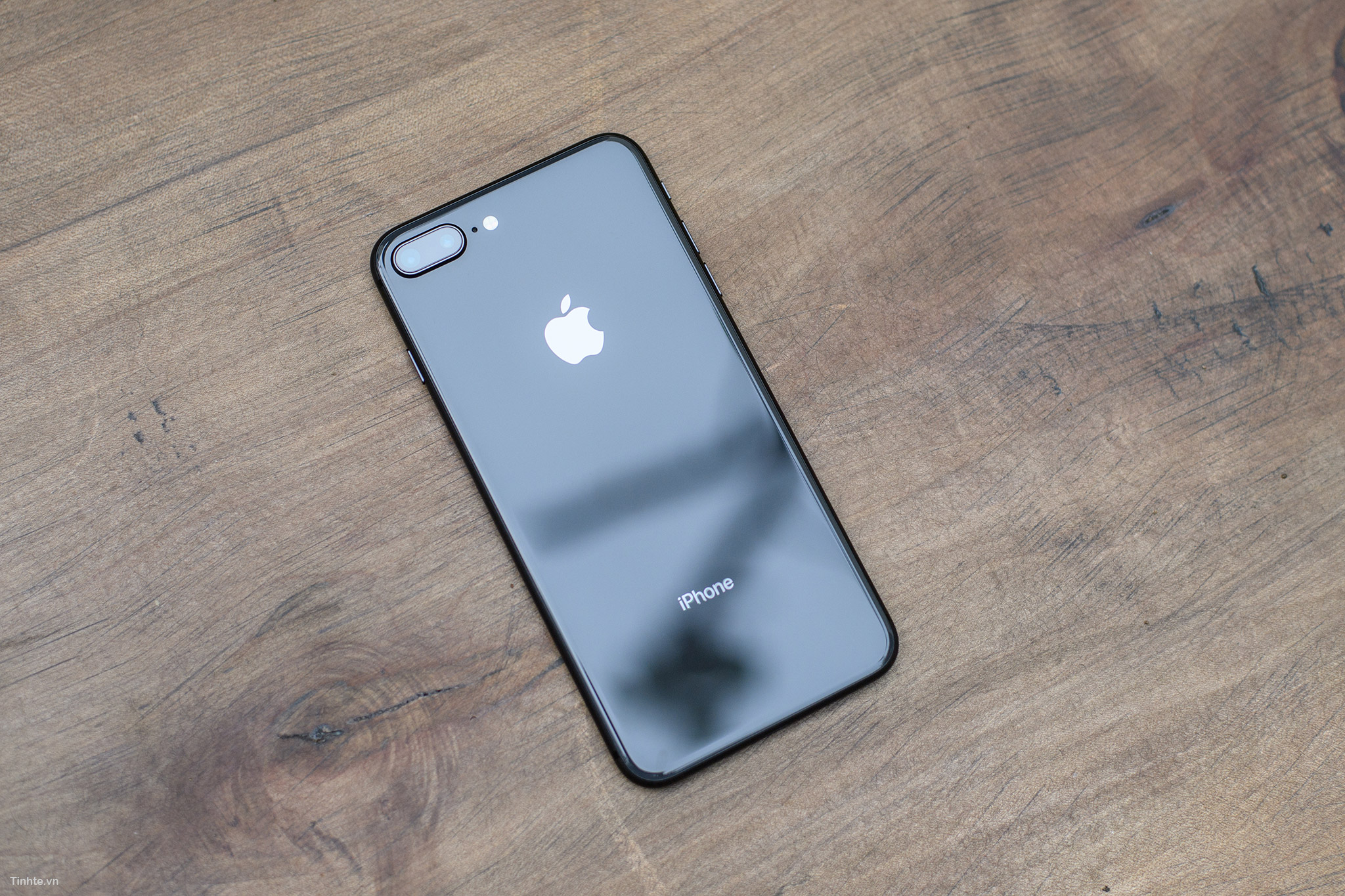 Màu sắc Space Gray của iPhone 8 thật ấn tượng! Nó mang đến một cảm giác đẳng cấp và sang trọng cho chiếc điện thoại của bạn. Hãy xem ảnh để tận hưởng sự đẹp mắt này!