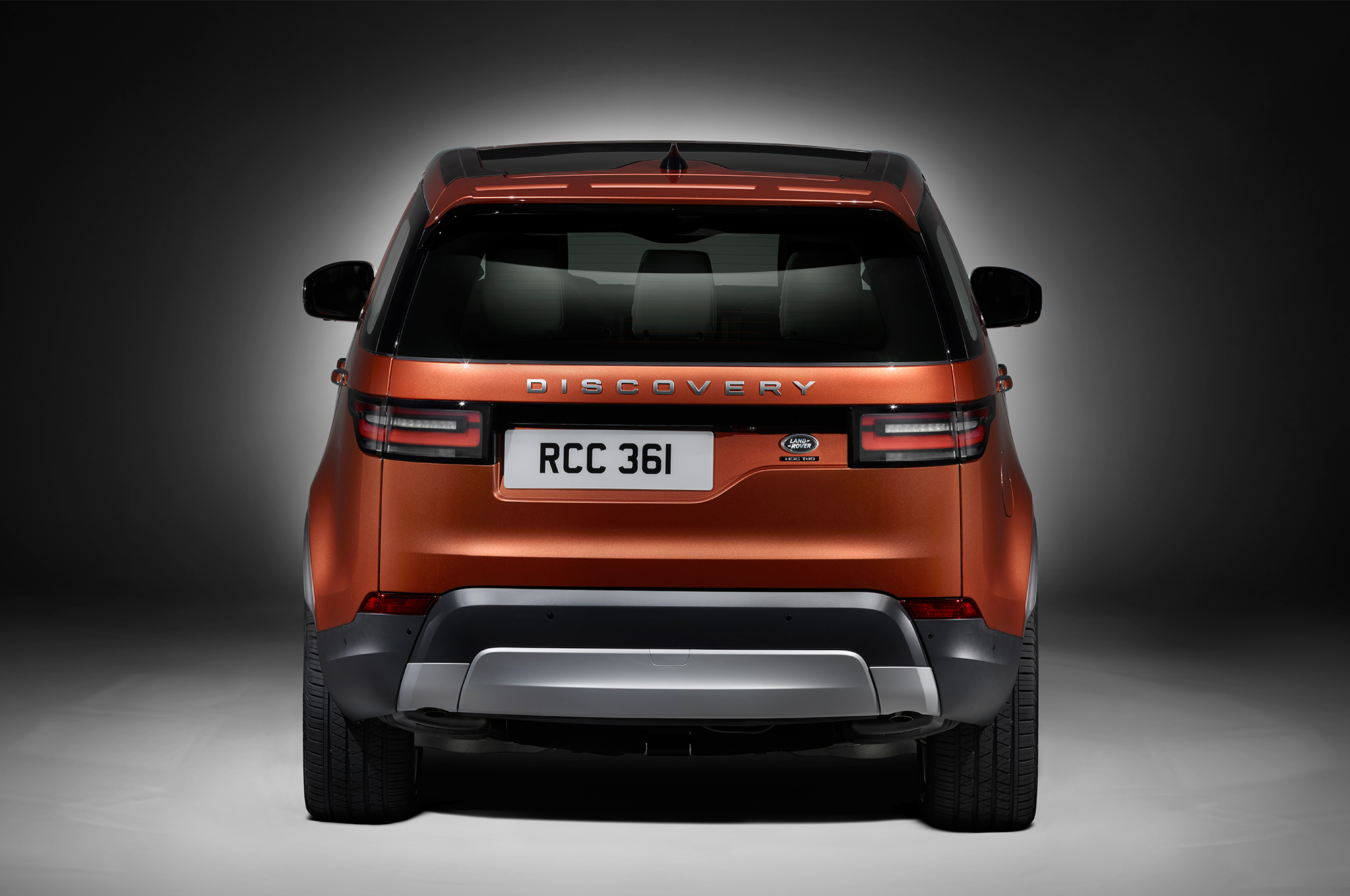 2017-Land-Rover-Discovery-rear-end.jpg