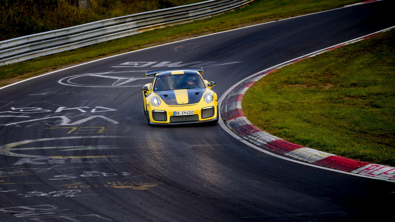 2018-porsche-911-gt2-rs-nurburgring-record-2.jpg