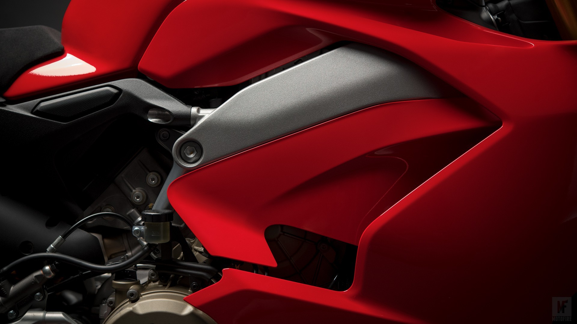 Panigale-V4-MY18-Red-15-Slider-Gallery-1920x1080.jpg