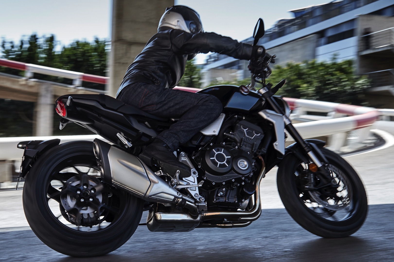 2018-Honda-CB1000R-First-Look-naked-sport-motorcycle-7.jpg