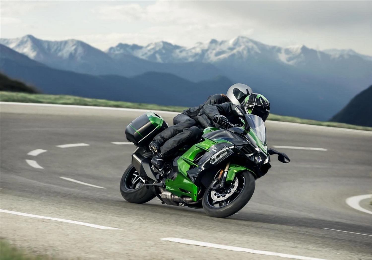 2018-kawasaki-ninja-h2-sx-se-first-look-fast-facts-7.jpg