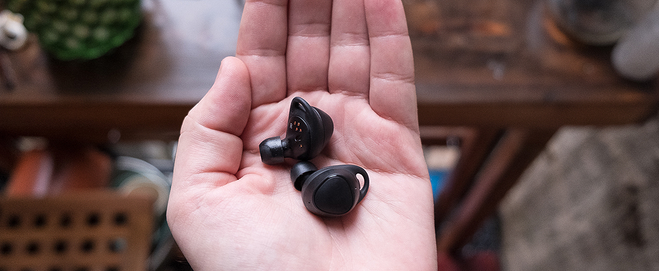 Monospace-Samsung-Gear-IconX-Review-2.jpg