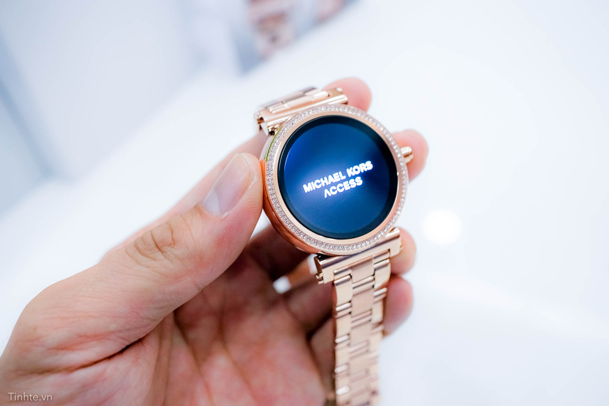 Đồng hồ thông minh Michael Kors smart watch  Dòng cho nữ Sofie Gold Tone  MKT5068  dòng cho nam và nữ Access Runway MKT5053  Lazadavn