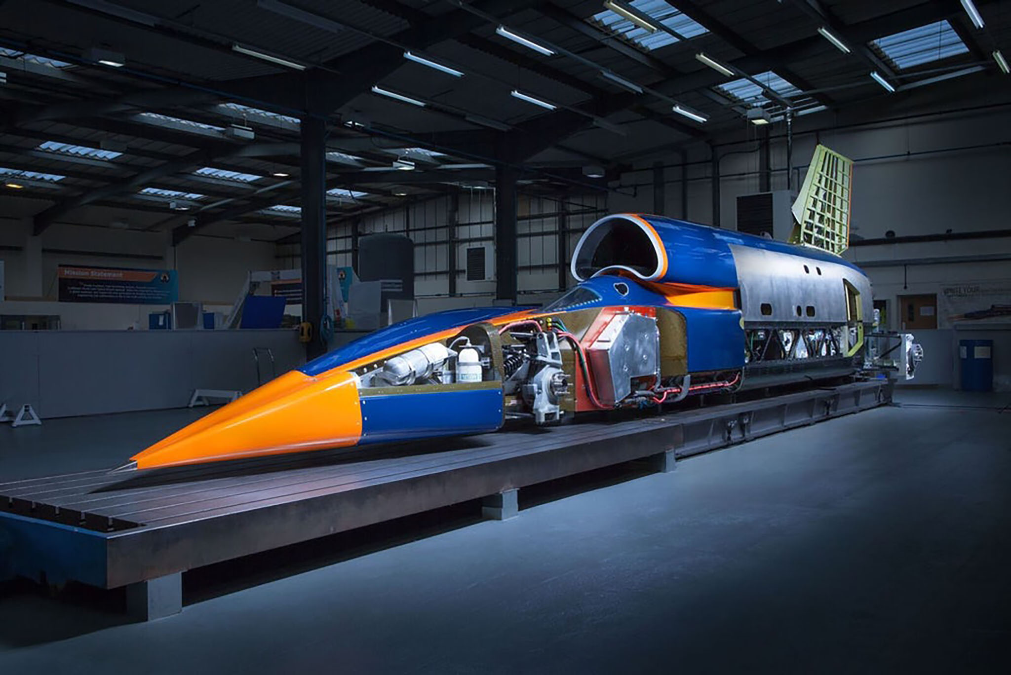 Машина ракета. Bloodhound SSC 1609 км.ч. Сверхзвуковой автомобиль Bloodhound SSC. Bloodhound SSC рекорд.