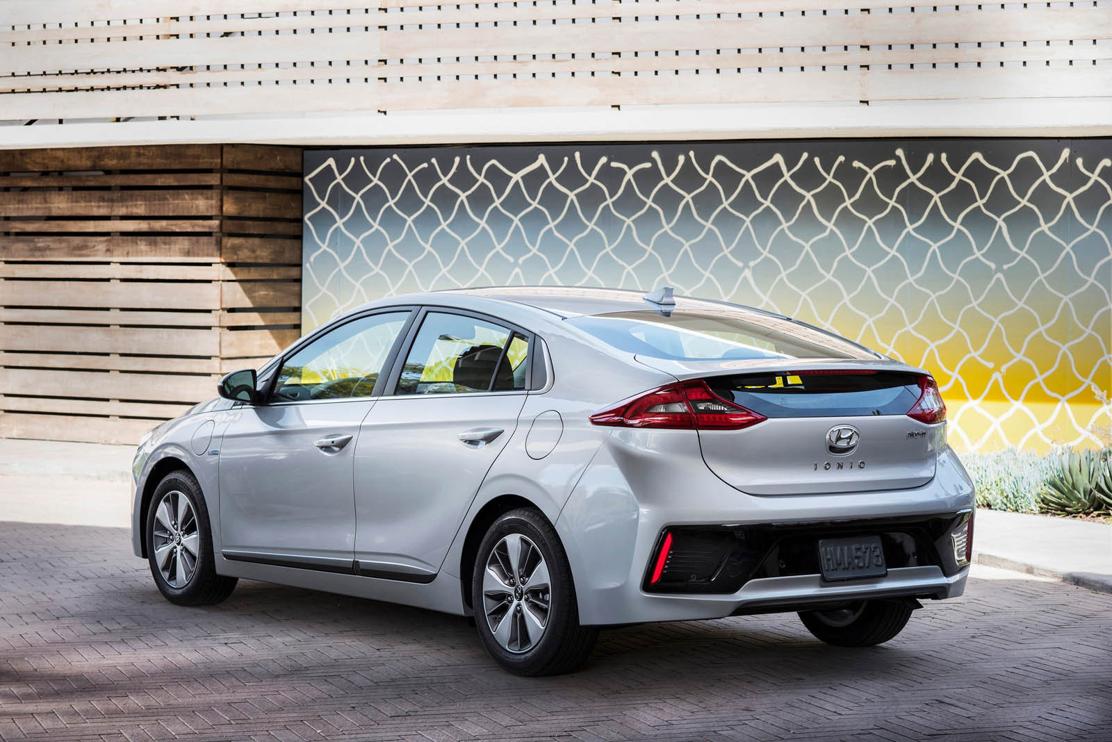 Large-29132-2018IONIQPlug-InHybrid copy.jpg