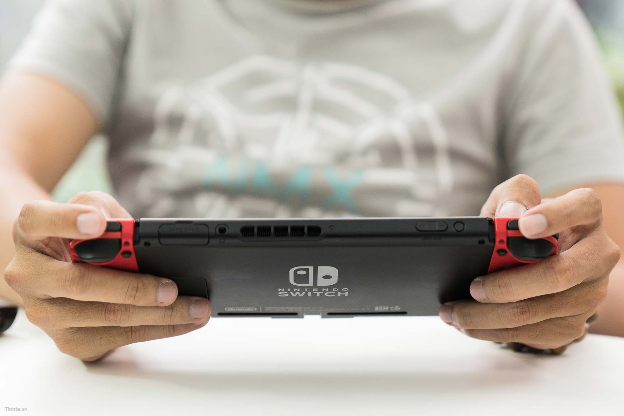 tinhte_tren_tay_nintendo_switch_mario_odysey_edition_2.jpg