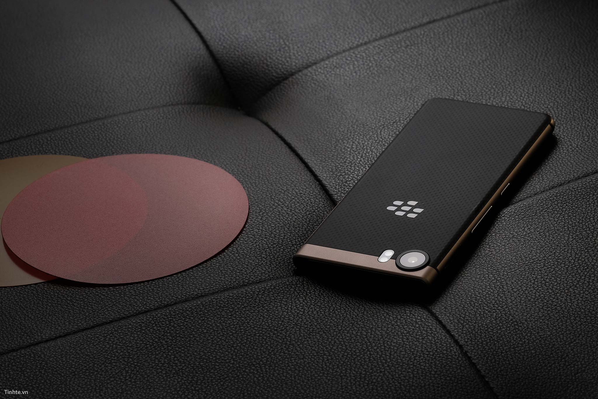 tinhte__mo_hop_blackberry_keyone_bronze_edition (5).jpg