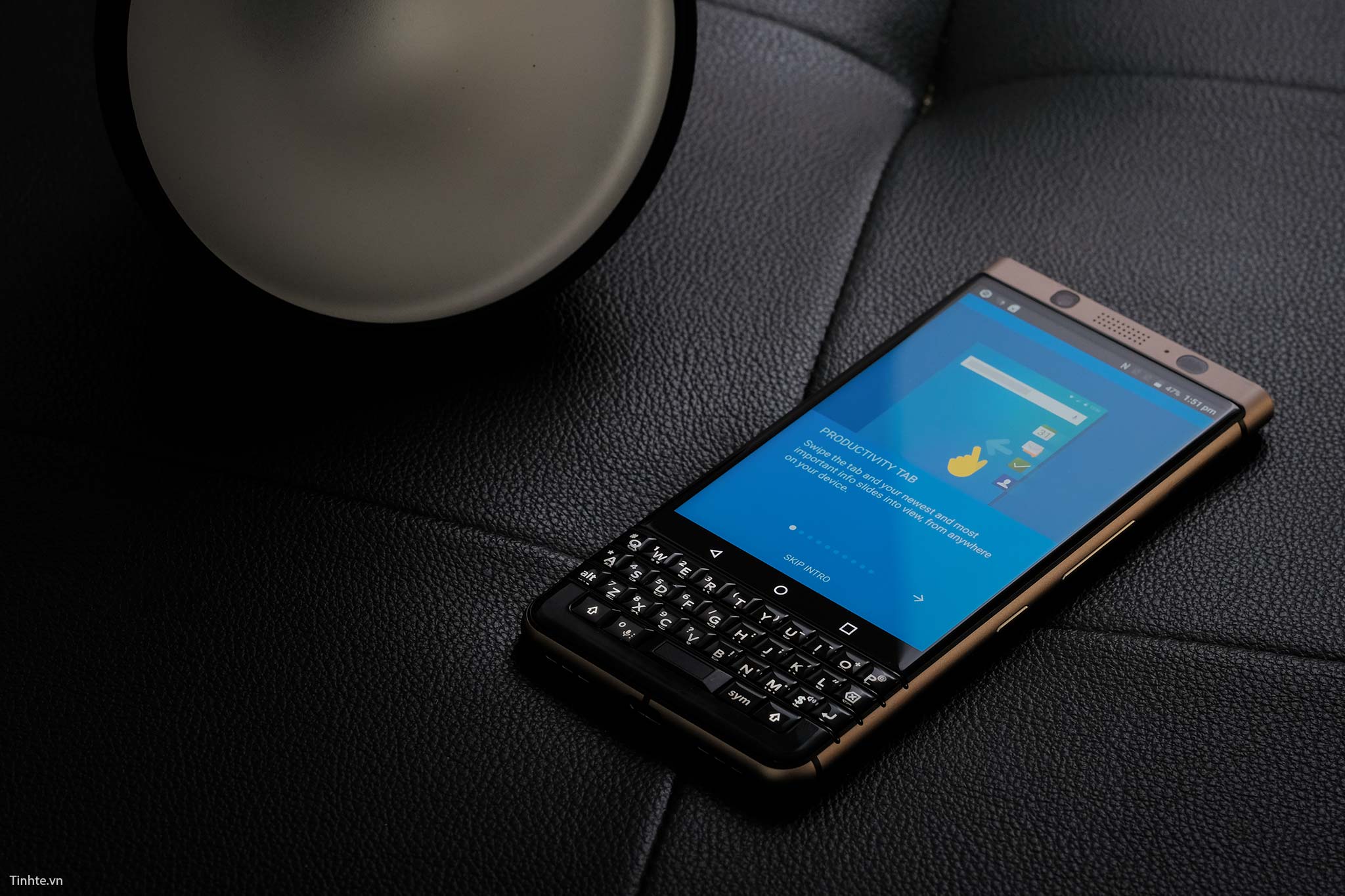 tinhte__mo_hop_blackberry_keyone_bronze_edition (6).jpg