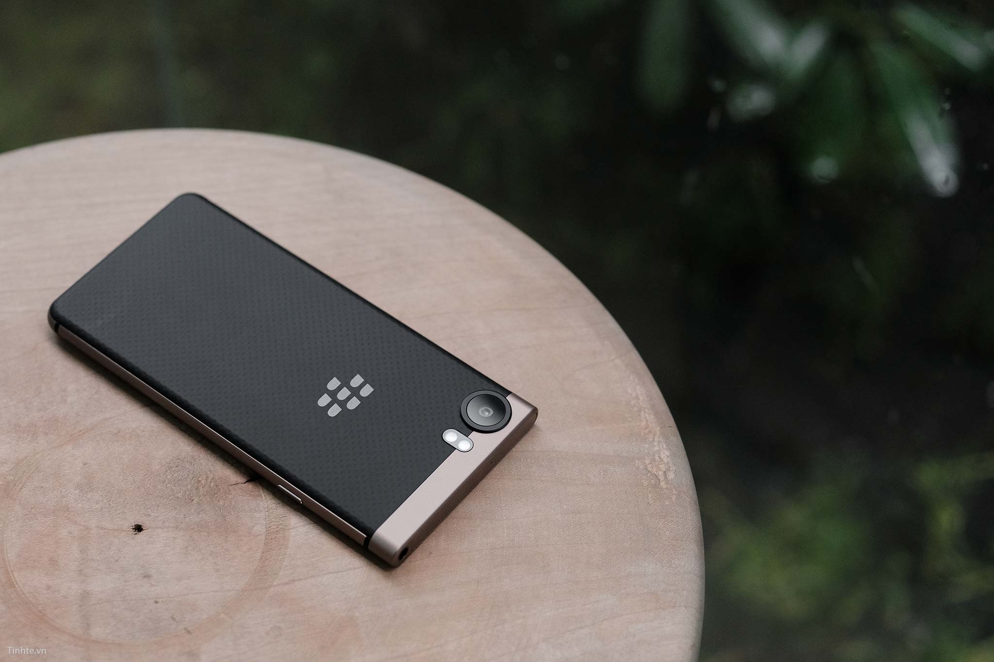 tinhte__mo_hop_blackberry_keyone_bronze_edition (13).jpg