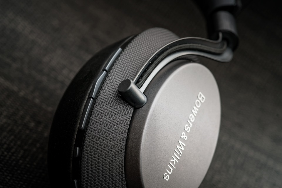 active-noise-cancelling-headphones-bowers-and-wilkins-px-monospace-6.jpg