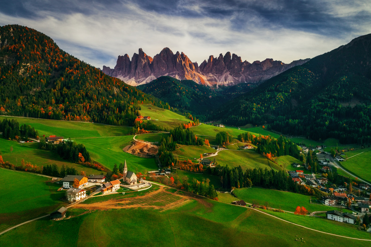 Santa Maddalena village in front of the Geisler or Odle Dolo.jpg