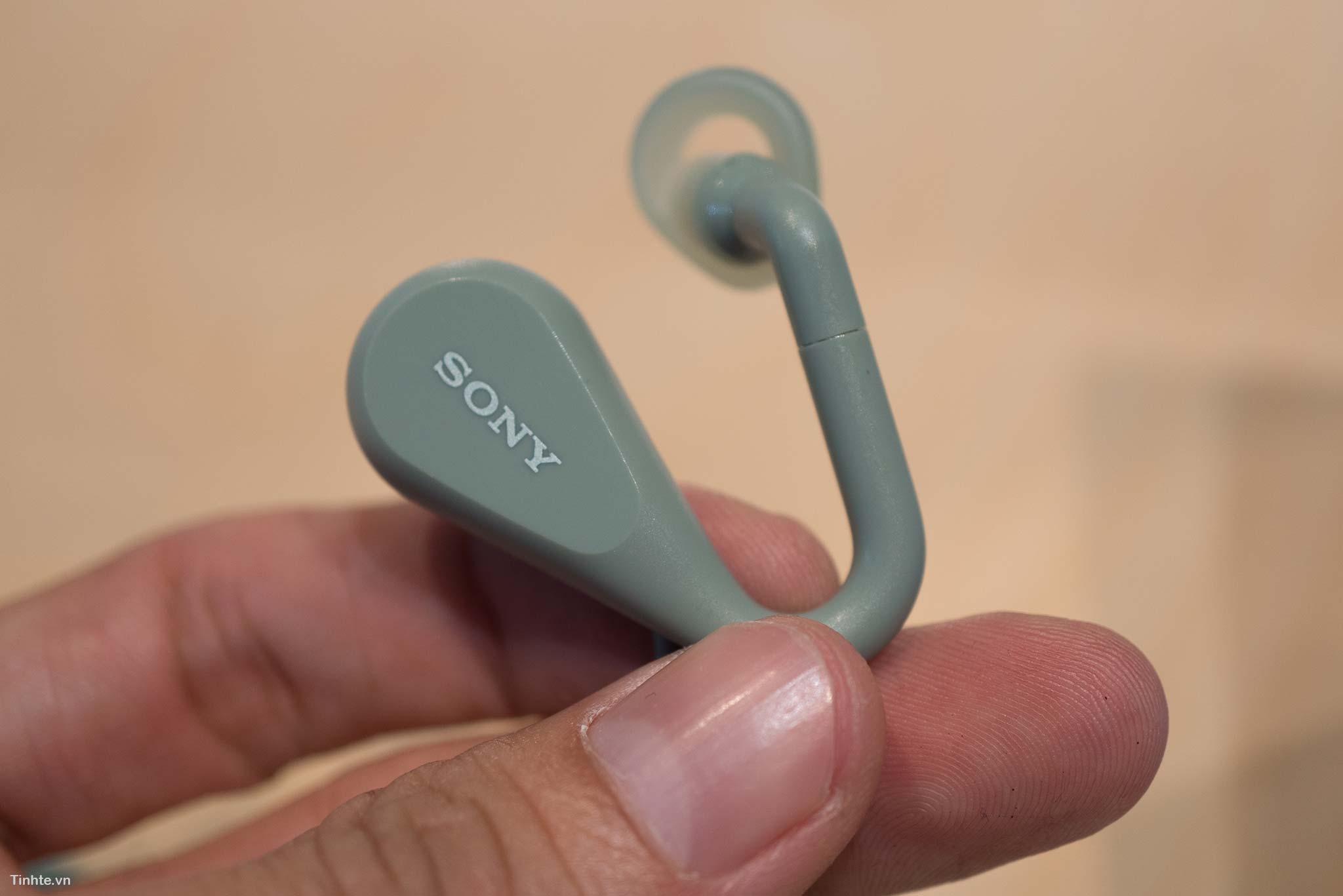 tinhte_tren_tay_tai_nghe_sony_open_ear_xperia_ear_duo_2.jpg