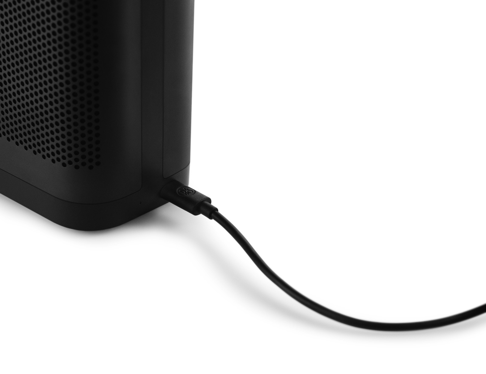 beoplay-p6-black-26622328267-o-1.jpg