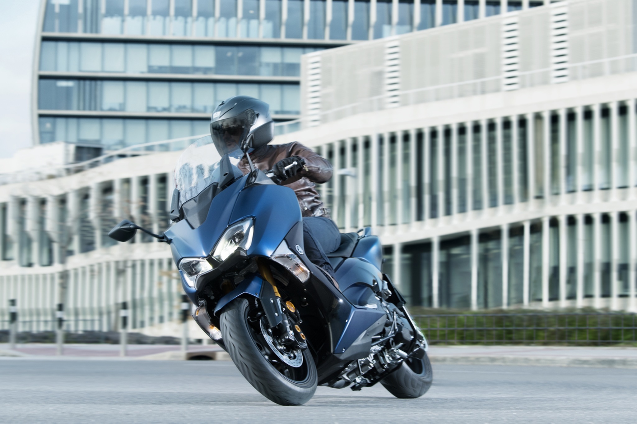 Kymco_AK_550_2018_Yamaha_TMAX_DX_Xe_Tinhte-001.jpg