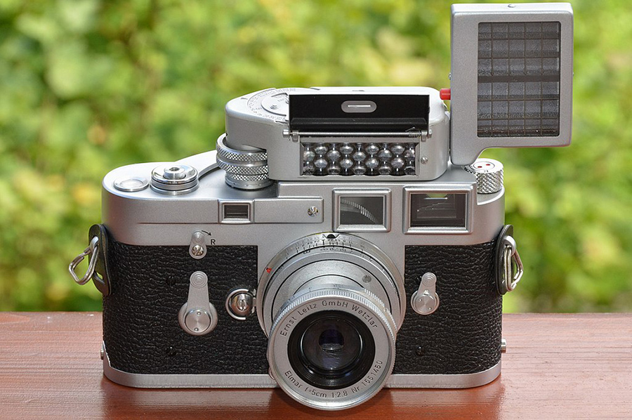 1024px-Leica_M3_chrome_Singlestroke_with_Leica-Meter_M_und_Elmar_f=5cm_2,8_M39.jpg