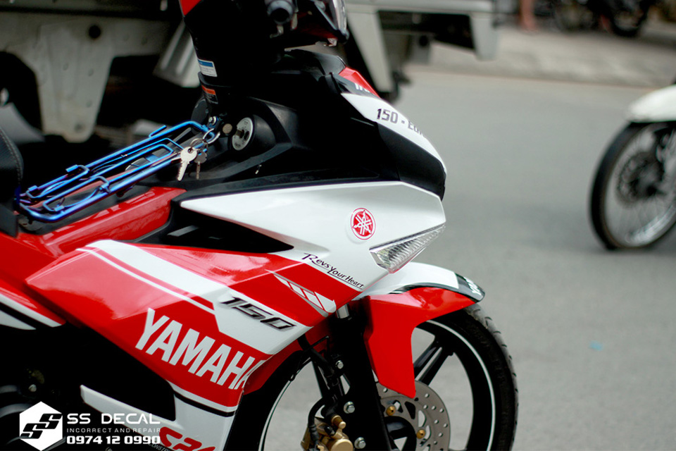 tem-trum-tem-che-xe-may-yamaha-exciter150-mau-trang-do-1.jpg