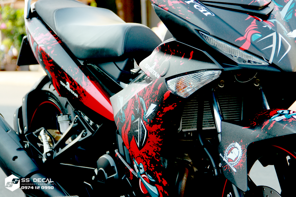 tem-trum-xe-may-dep-nhat-thang-4-ssdecal-thiet-ke-tem-trum-tem-che-exciter150-do-den.png