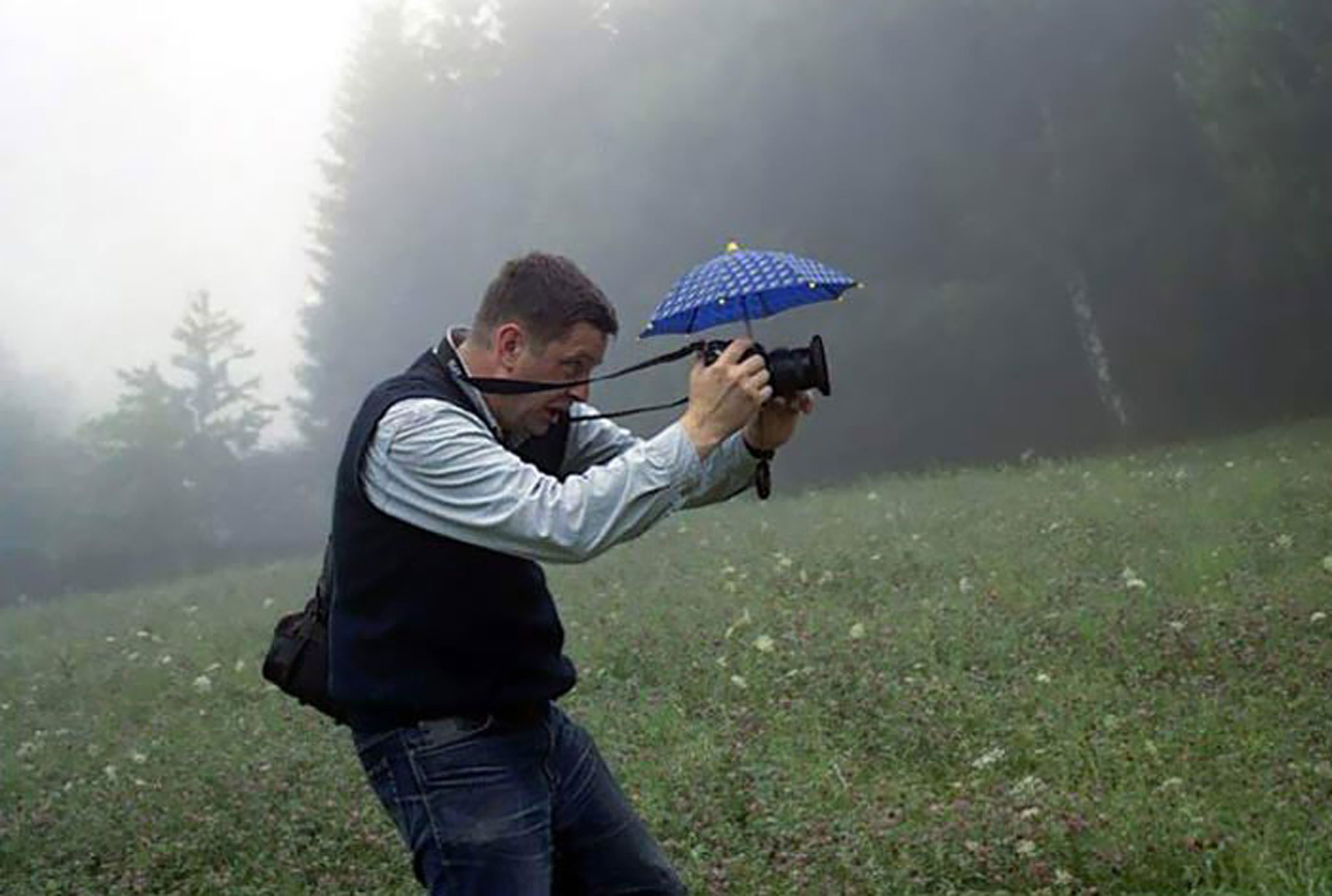 Аренда весел. Зонт для фотоаппарата. Зонт для фотографа. Фотографии фотографов. Зонтик для фотоаппарата от дождя.