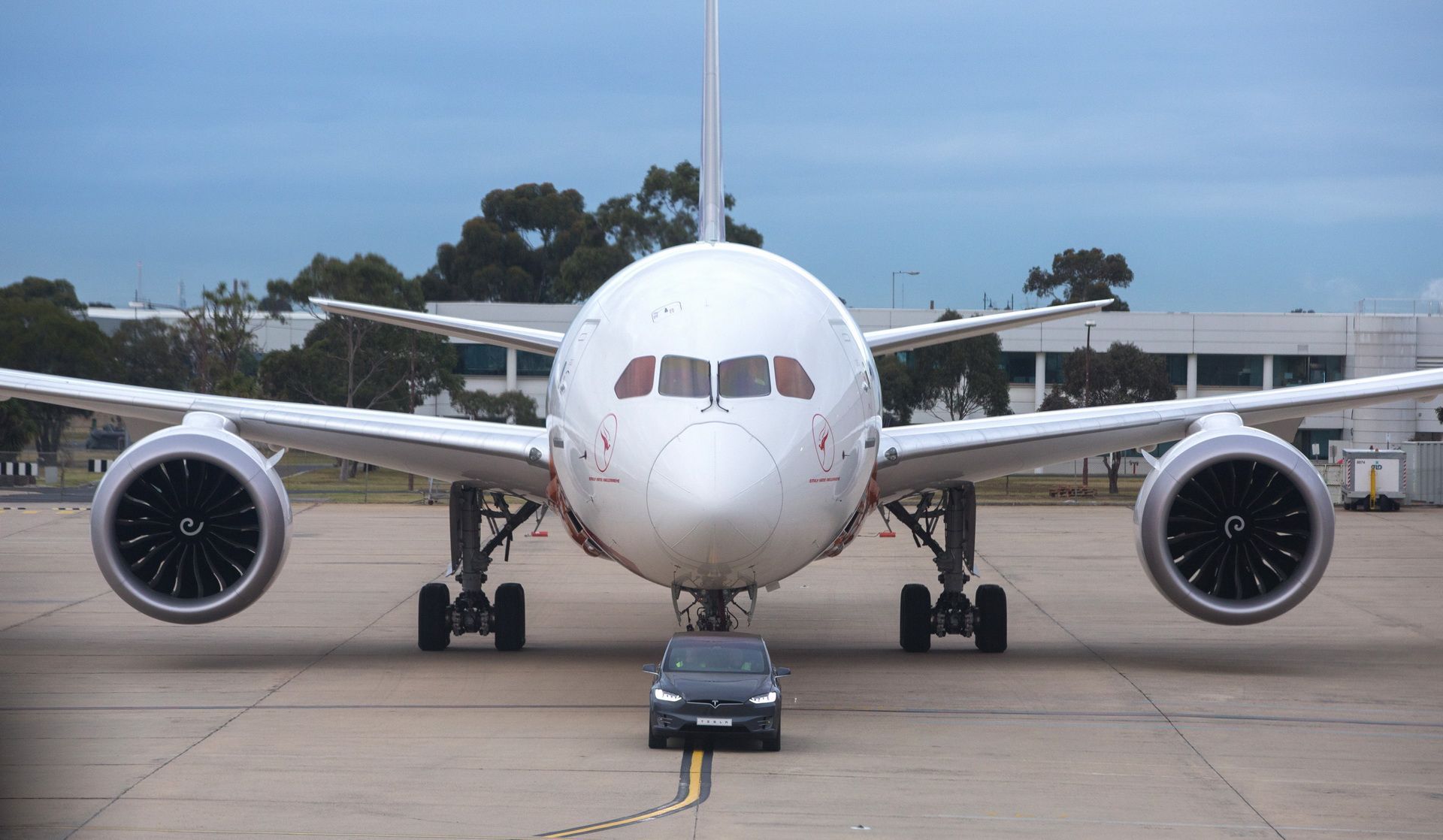 qantas-boeing-787-9-tesla-model-x-1.jpg