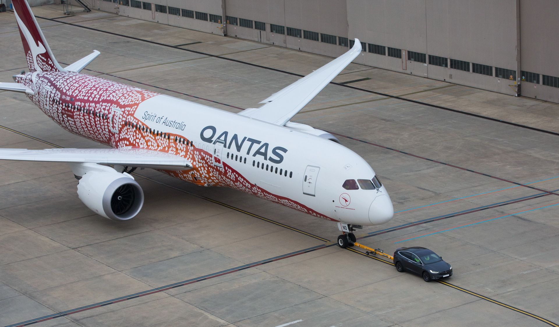 qantas-boeing-787-9-tesla-model-x-2.jpg