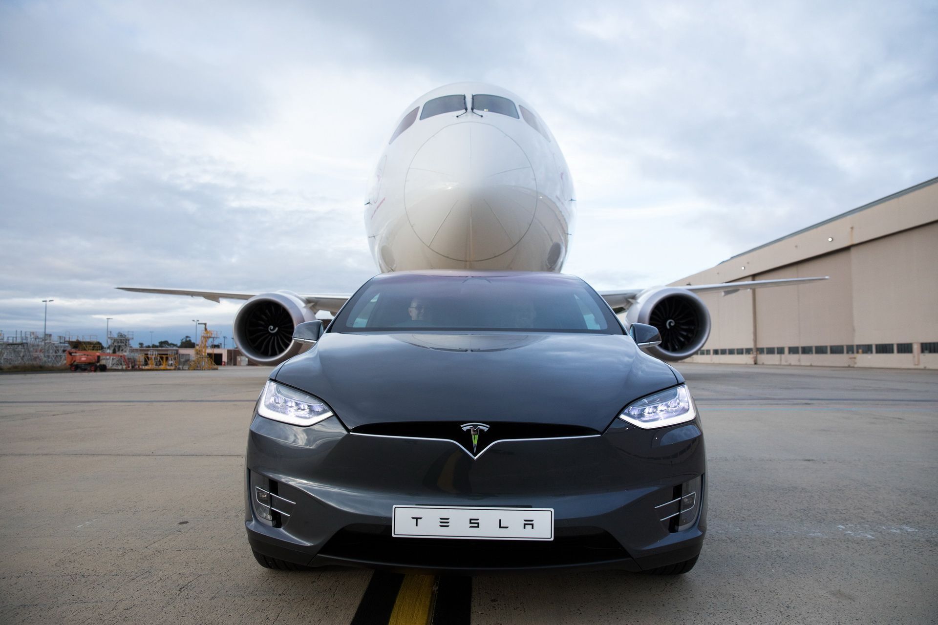 [Video] Tesla Model X kéo máy bay Boeing 787-9 Dreamliner nặng 130 tấn ...