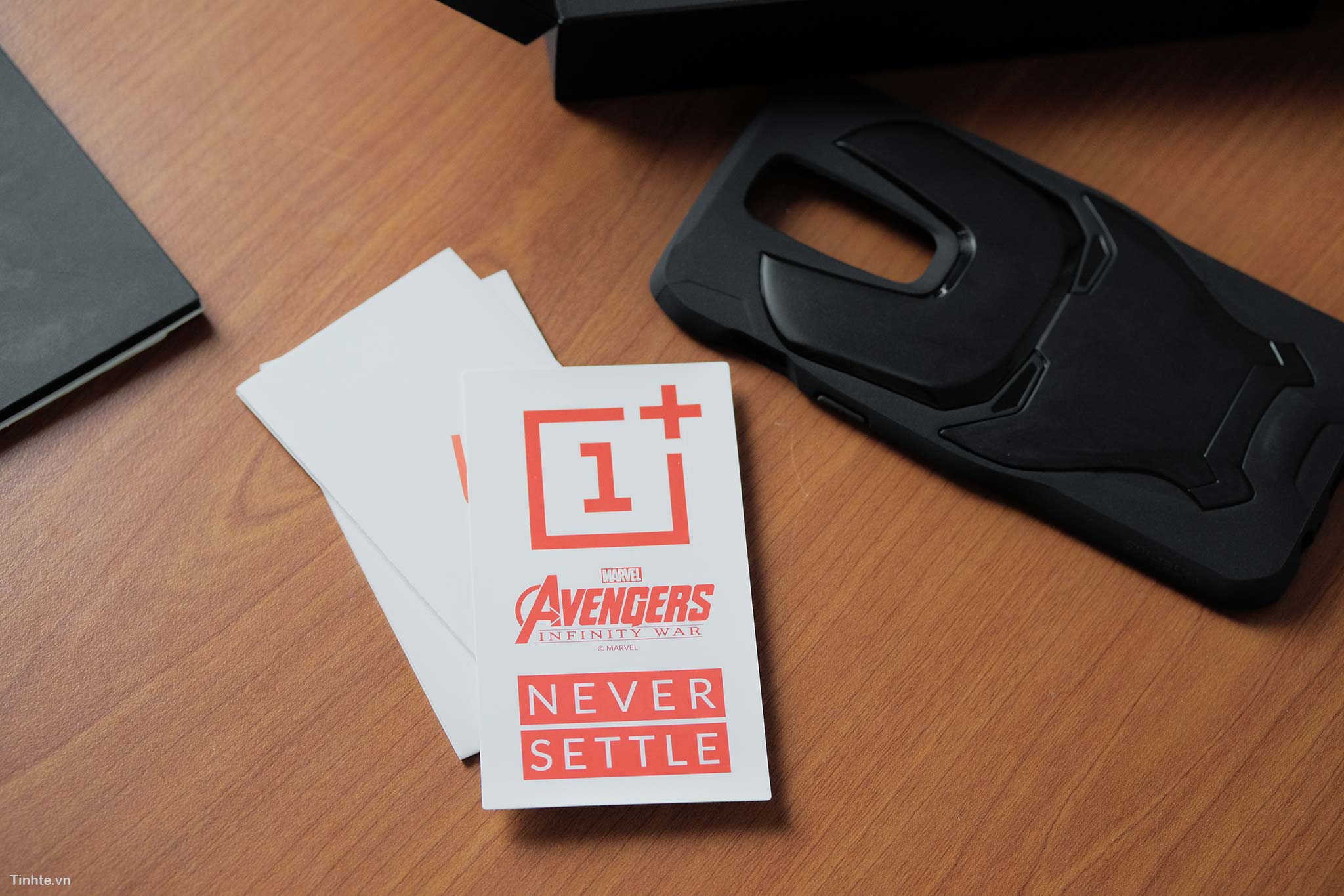 tinhte_tren_tay_oneplus_6_marvel_avengers_limited_edition_4.jpg