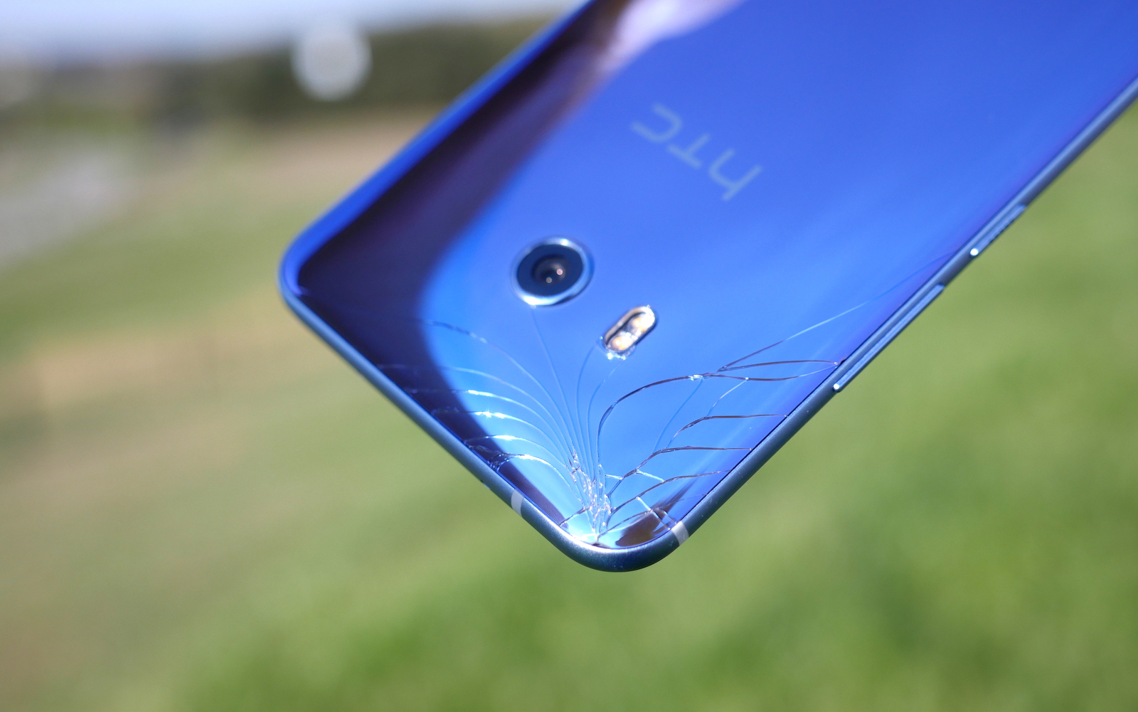 htc-u11-crack-2.jpg