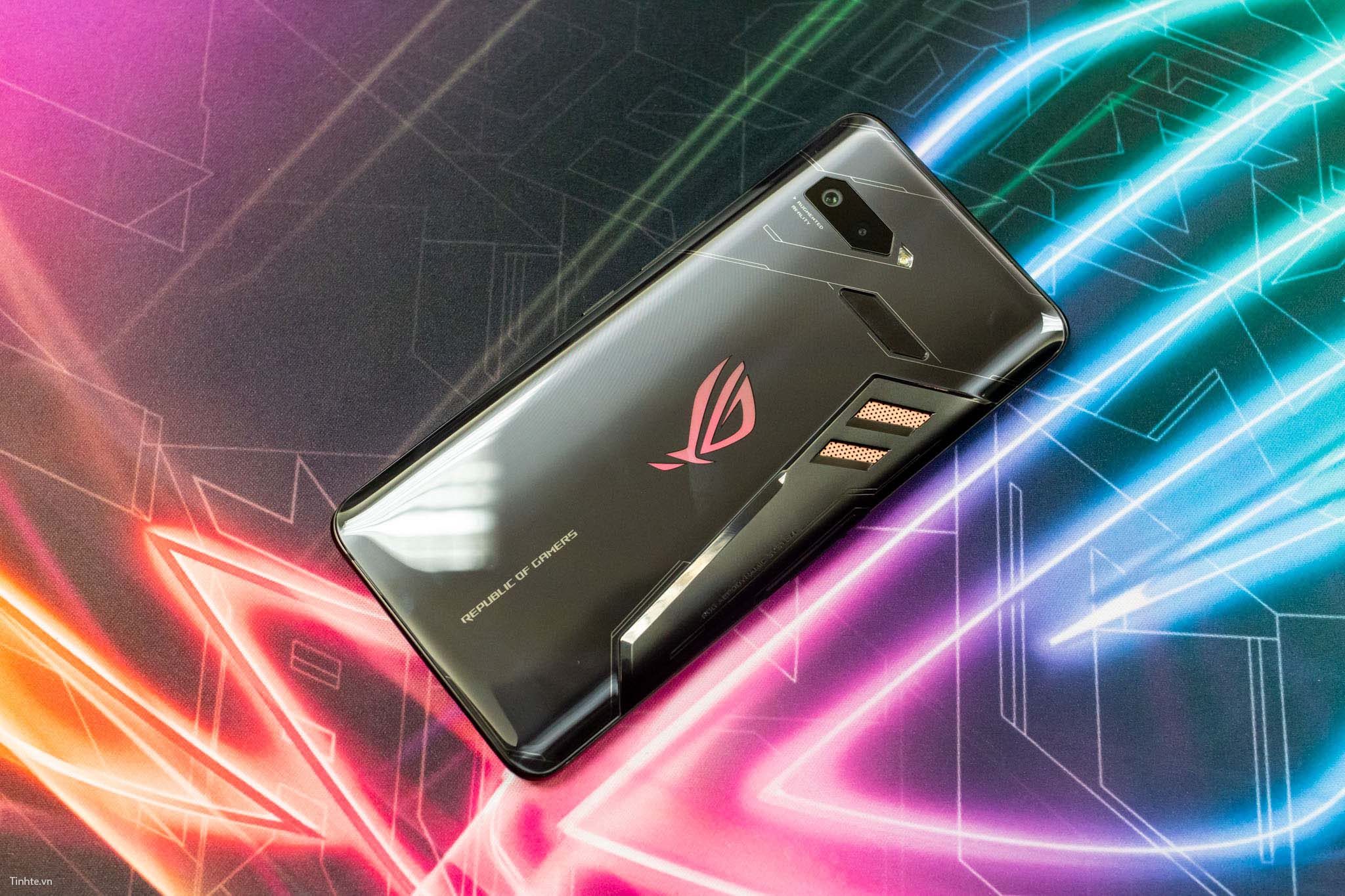 Download the Asus ROG Phone 3's live wallpapers for your phone right now