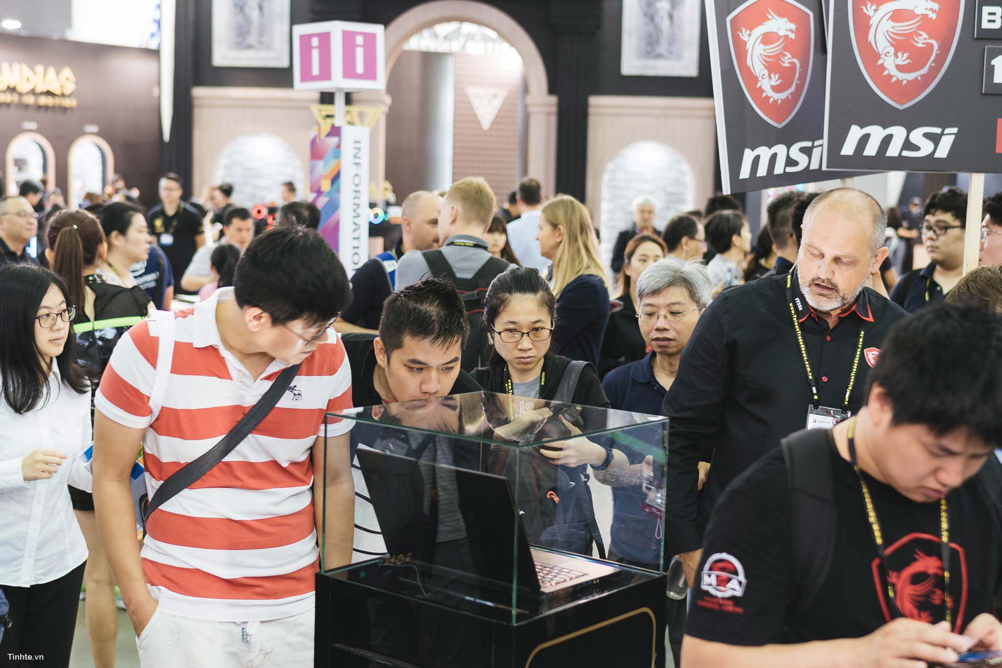 MSI_laptop_booth-3.jpg