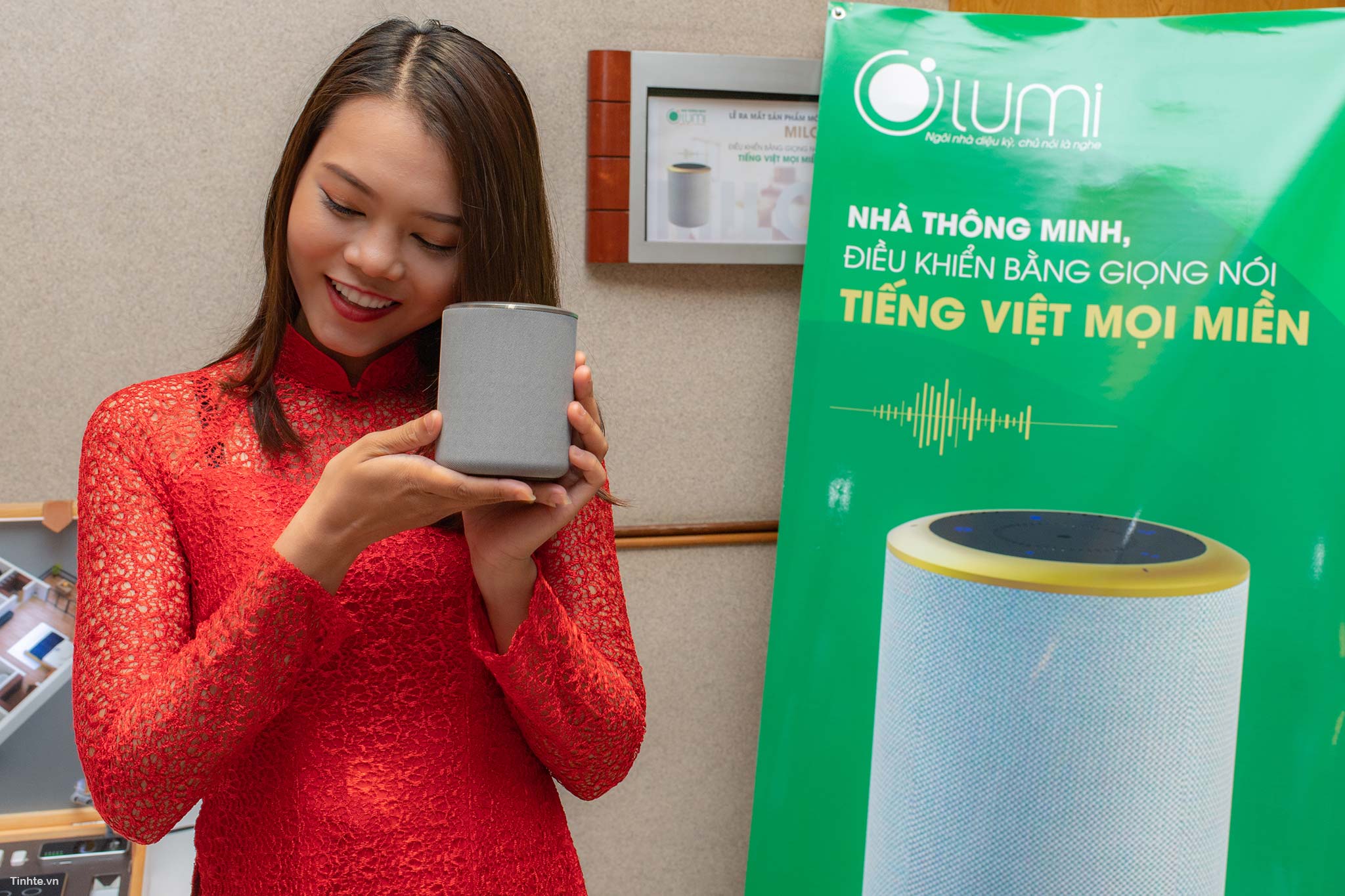 Loa điều khiển nhà thông minh bằng Tiếng Việt - Milo là một sản phẩm mới đầy hứa hẹn cho những người yêu thích công nghệ. Với khả năng điều khiển các thiết bị nhà thông minh bằng giọng nói tiếng Việt, Milo giúp việc điều khiển nhà thông minh của bạn trở nên dễ dàng và thuận tiện hơn bao giờ hết.