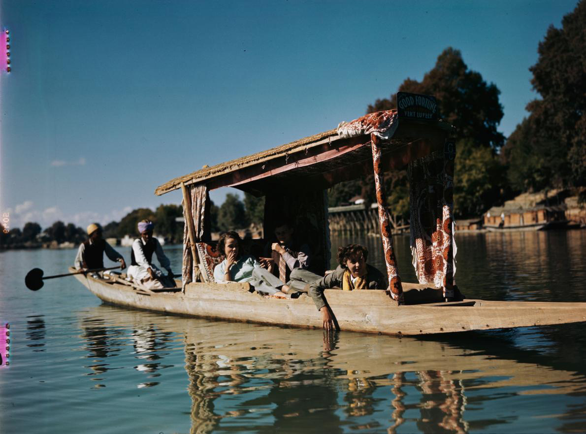 27-tour-boat-india.adapt.1190.1.jpg