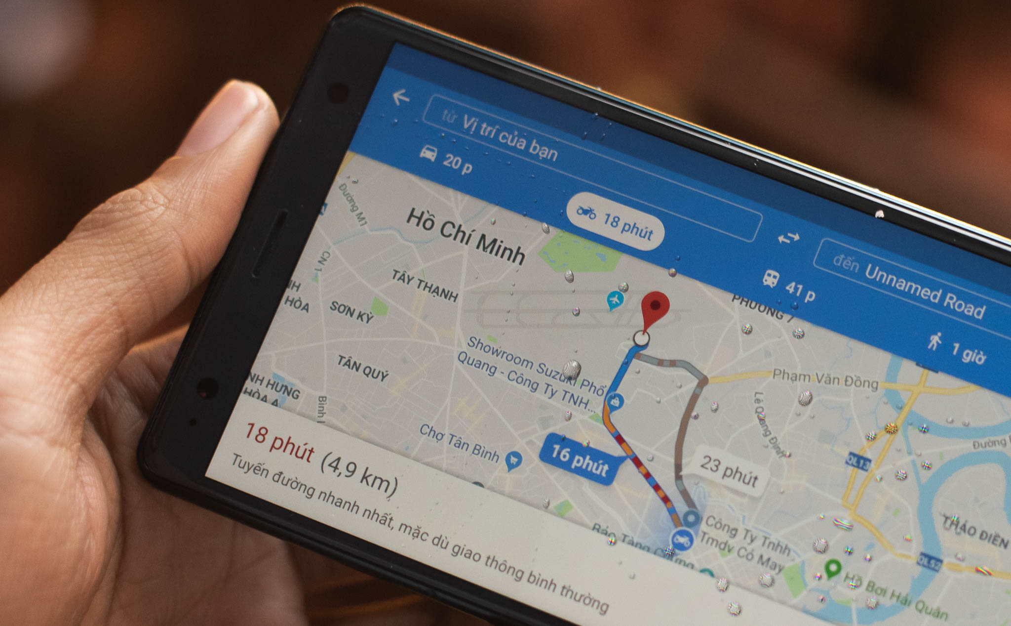 Google Maps cho xe máy: Google Maps đã được nâng cấp để hỗ trợ đường đi cho xe máy, giúp người dùng duyệt tìm thông tin địa điểm và định vị nhanh chóng và chính xác. Nhờ đó, người dùng sẽ dễ dàng điều khiển xe mà không gặp rắc rối.