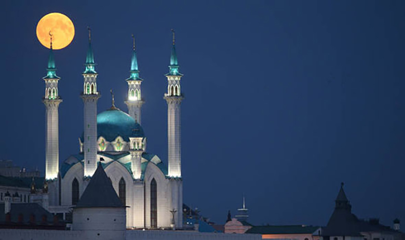Eclipse-2018-in-pictures-blood-moon-Qolsarif-Mosque-Kazan-Russia-1437836.jpg