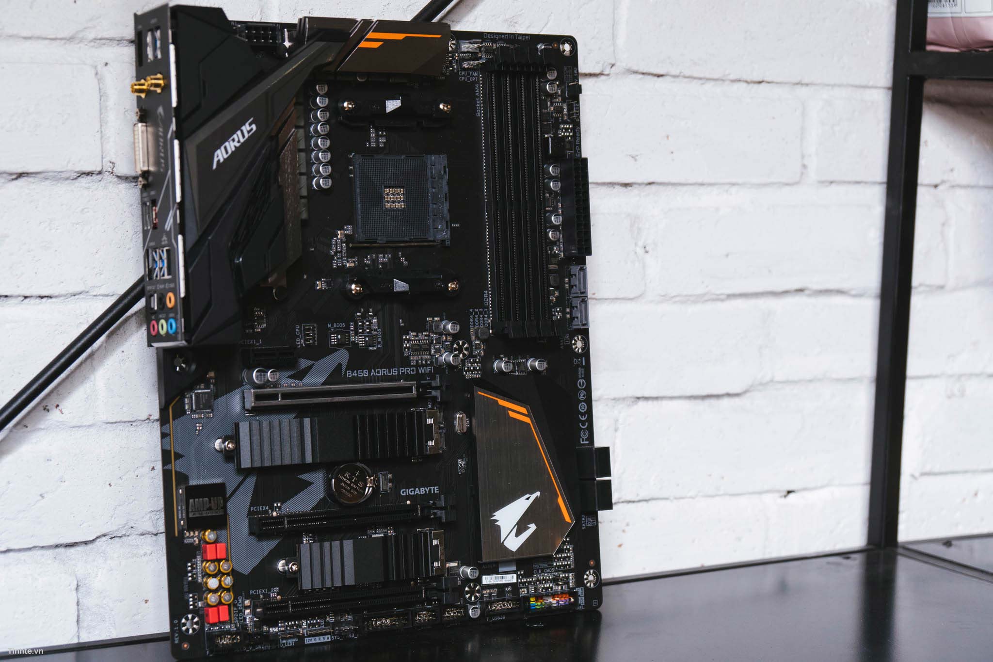 AORUS_B450_wifi-1.jpg