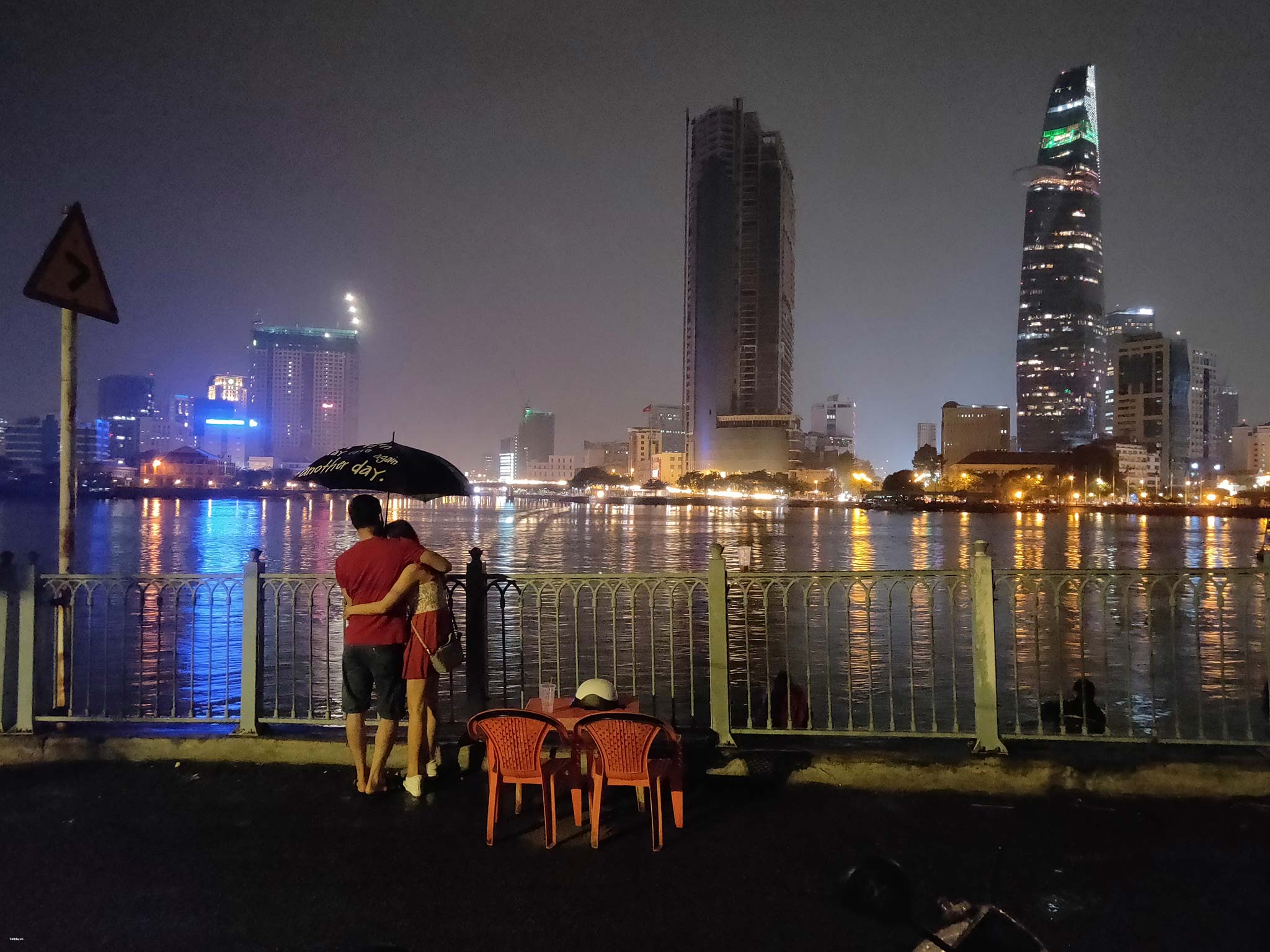 Oppo FindX đường phố Sài Gòn về đêm mang đến cho bạn những hình ảnh độc đáo và chân thực nhất. Hãy để chiếc điện thoại thông minh của bạn ghi lại các khoảnh khắc đẹp và ấn tượng của thành phố này. Xem ngay hình ảnh để đón nhận sự mới mẻ từ Oppo FindX.