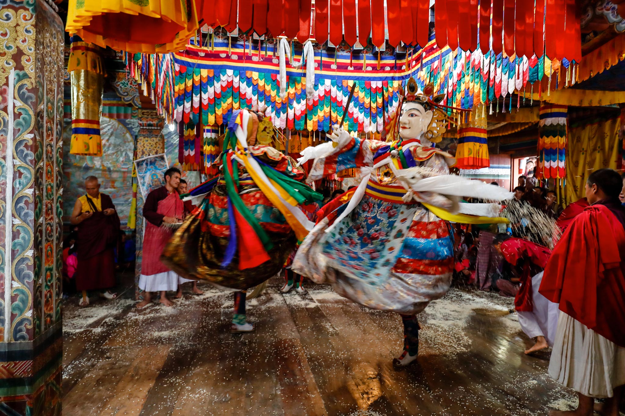 Điệu-múa-của-các-vi-Thần-làng-(-Lhuntse-Đông-Bhutan).jpg