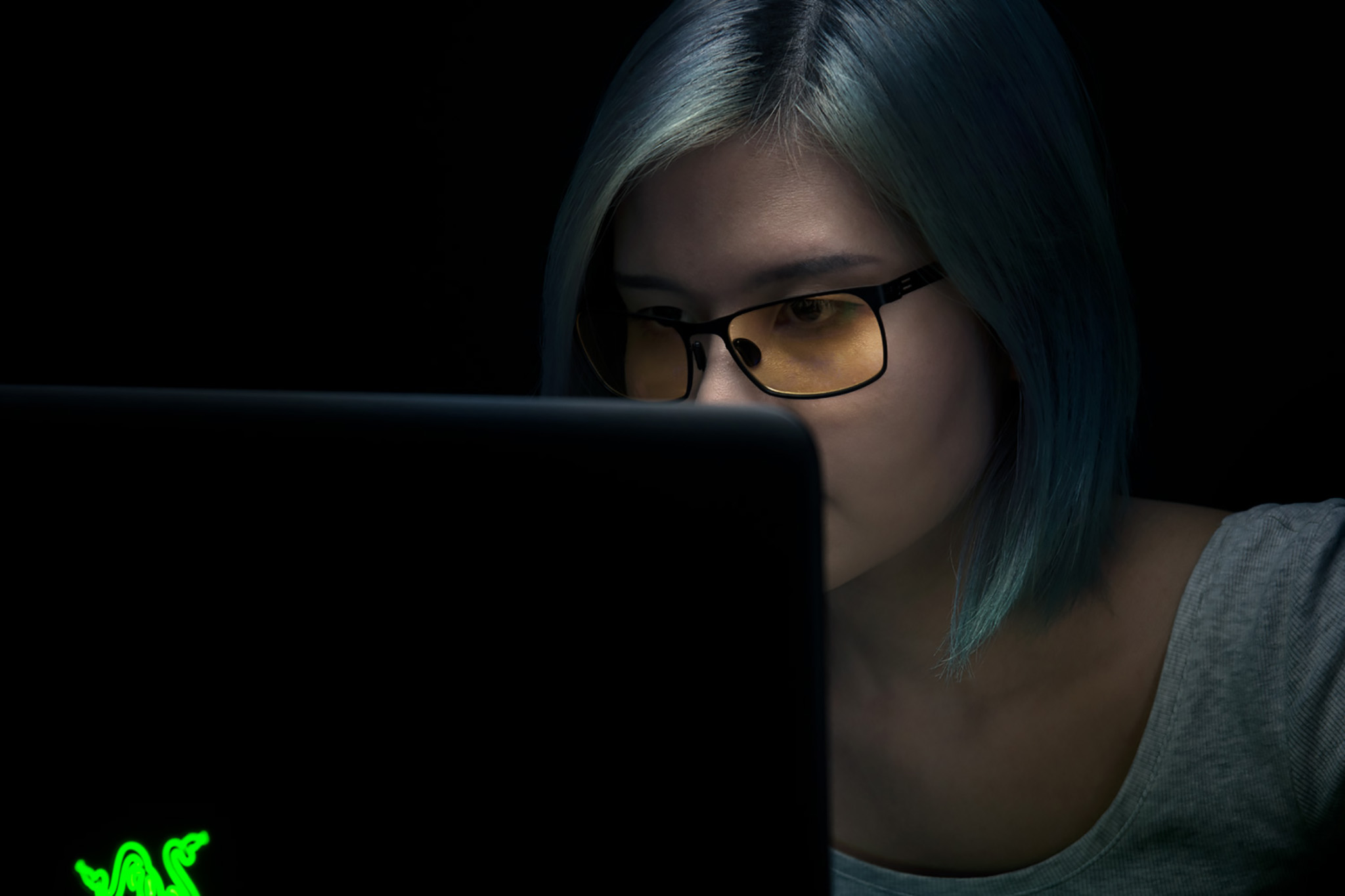 Kính lọc ánh sáng xanh có thực sự khiến anh em đỡ mỏi mắt khi nhìn máy tính?