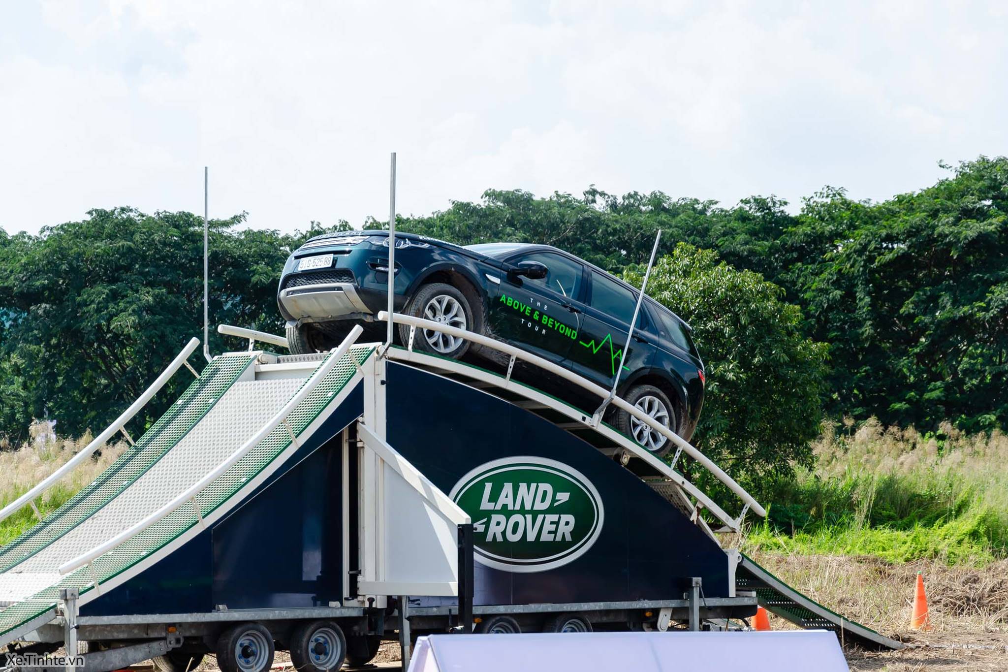 Land_Rover_Above_and_Beyond_Xe_Tinhte_001.jpg
