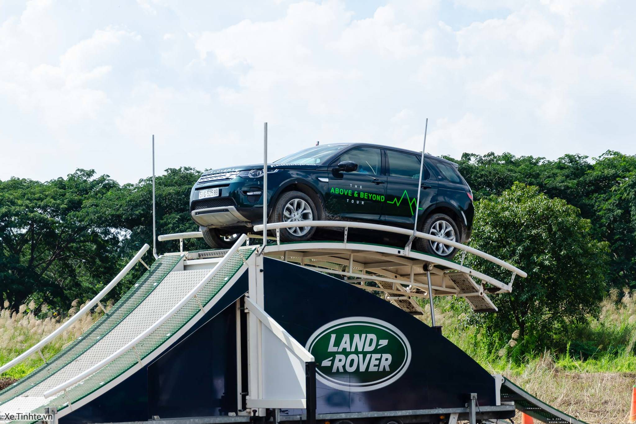 Land_Rover_Above_and_Beyond_Xe_Tinhte_002.jpg