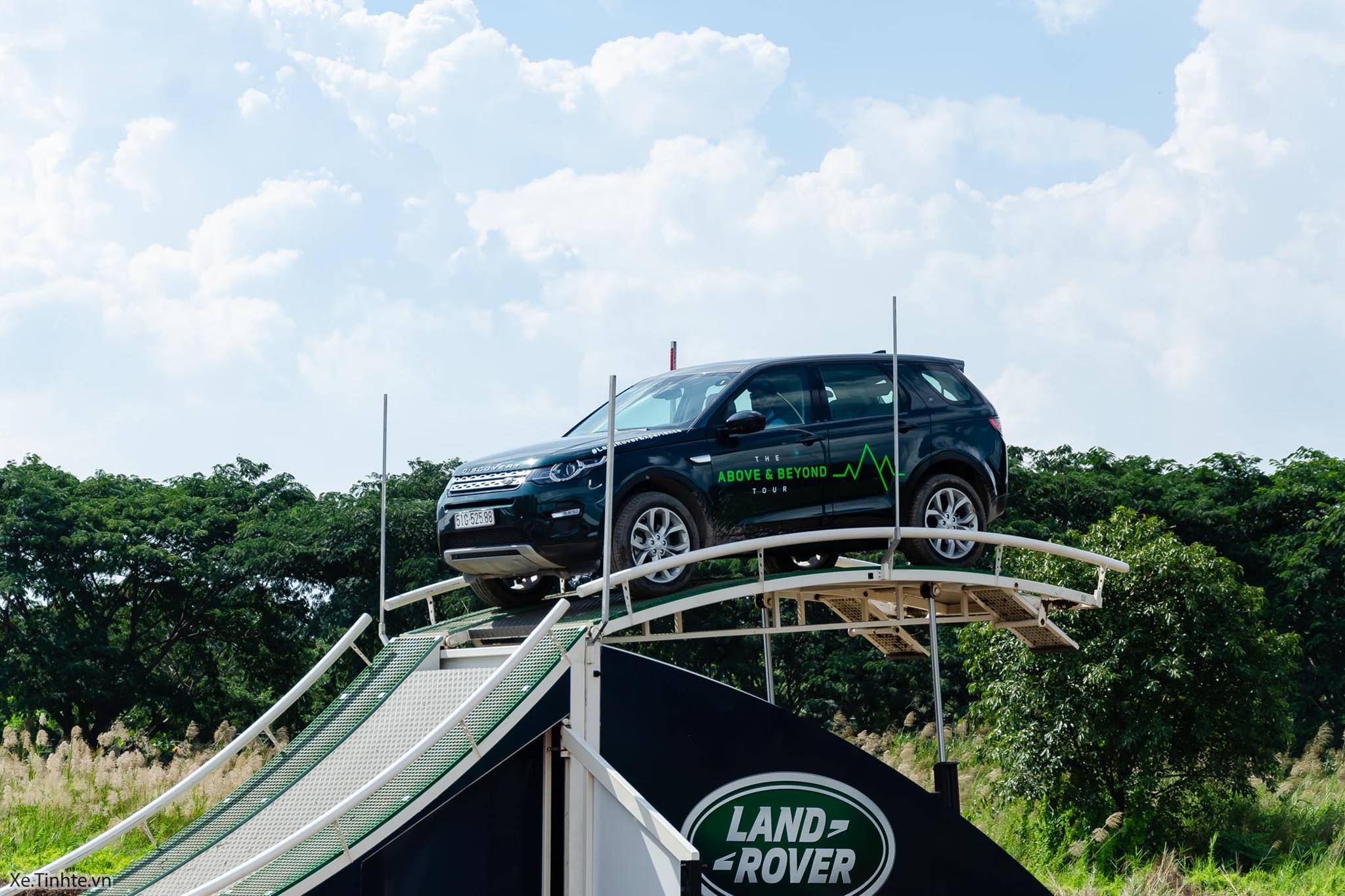 Land_Rover_Above_and_Beyond_Xe_Tinhte_003.jpg