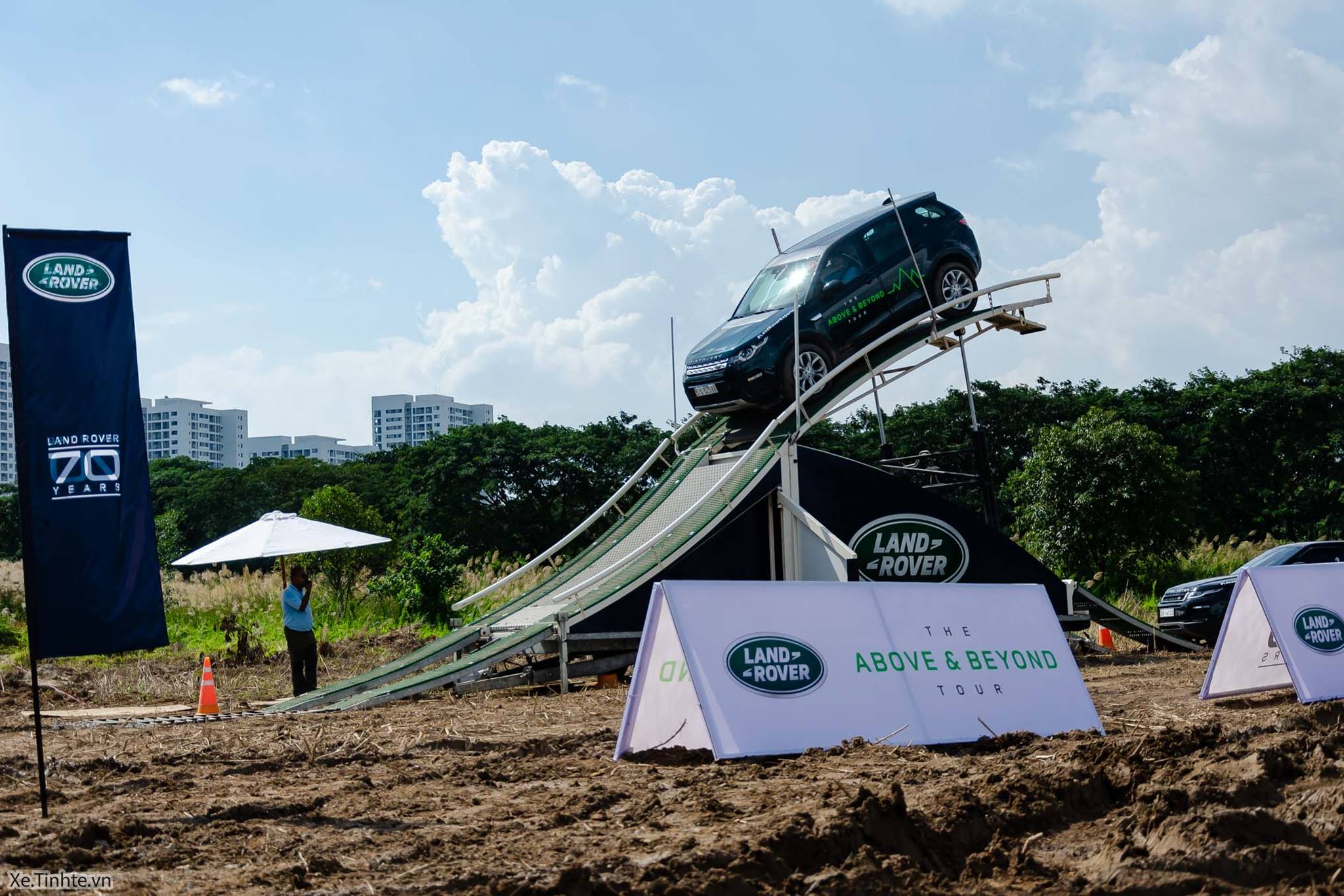 Land_Rover_Above_and_Beyond_Xe_Tinhte_004.jpg