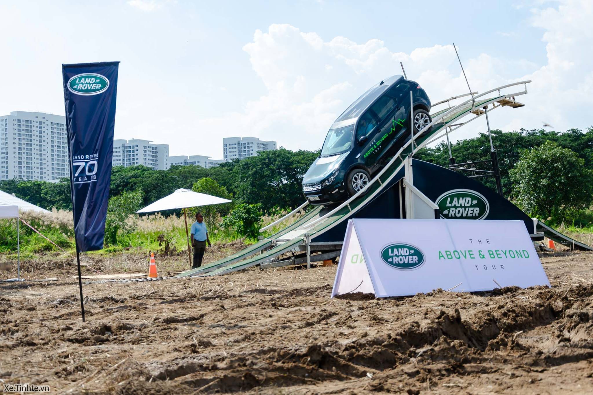 Land_Rover_Above_and_Beyond_Xe_Tinhte_005.jpg