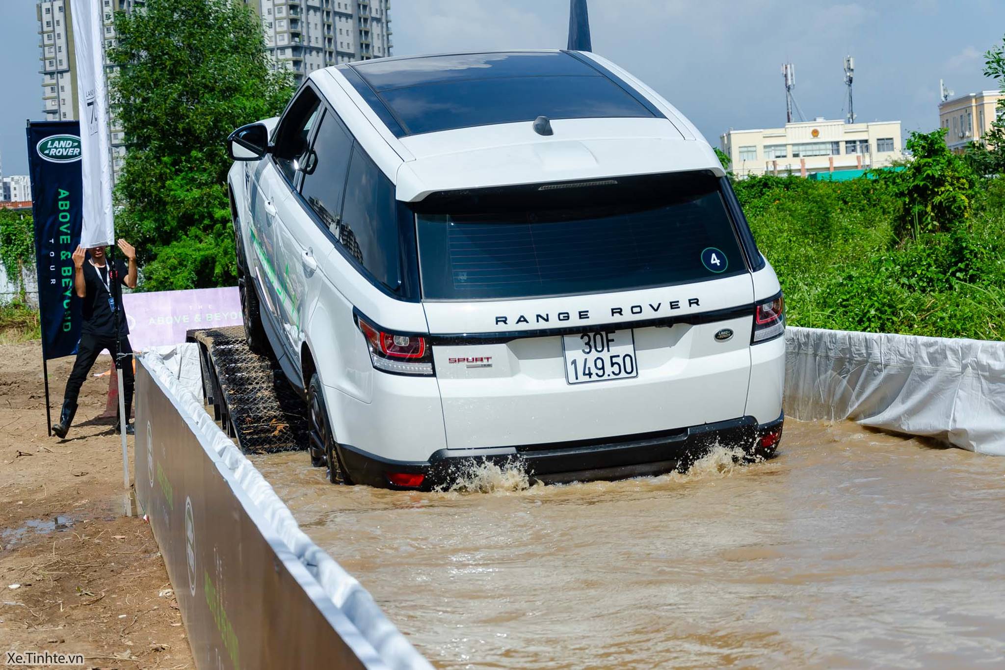 Land_Rover_Above_and_Beyond_Xe_Tinhte_010.jpg