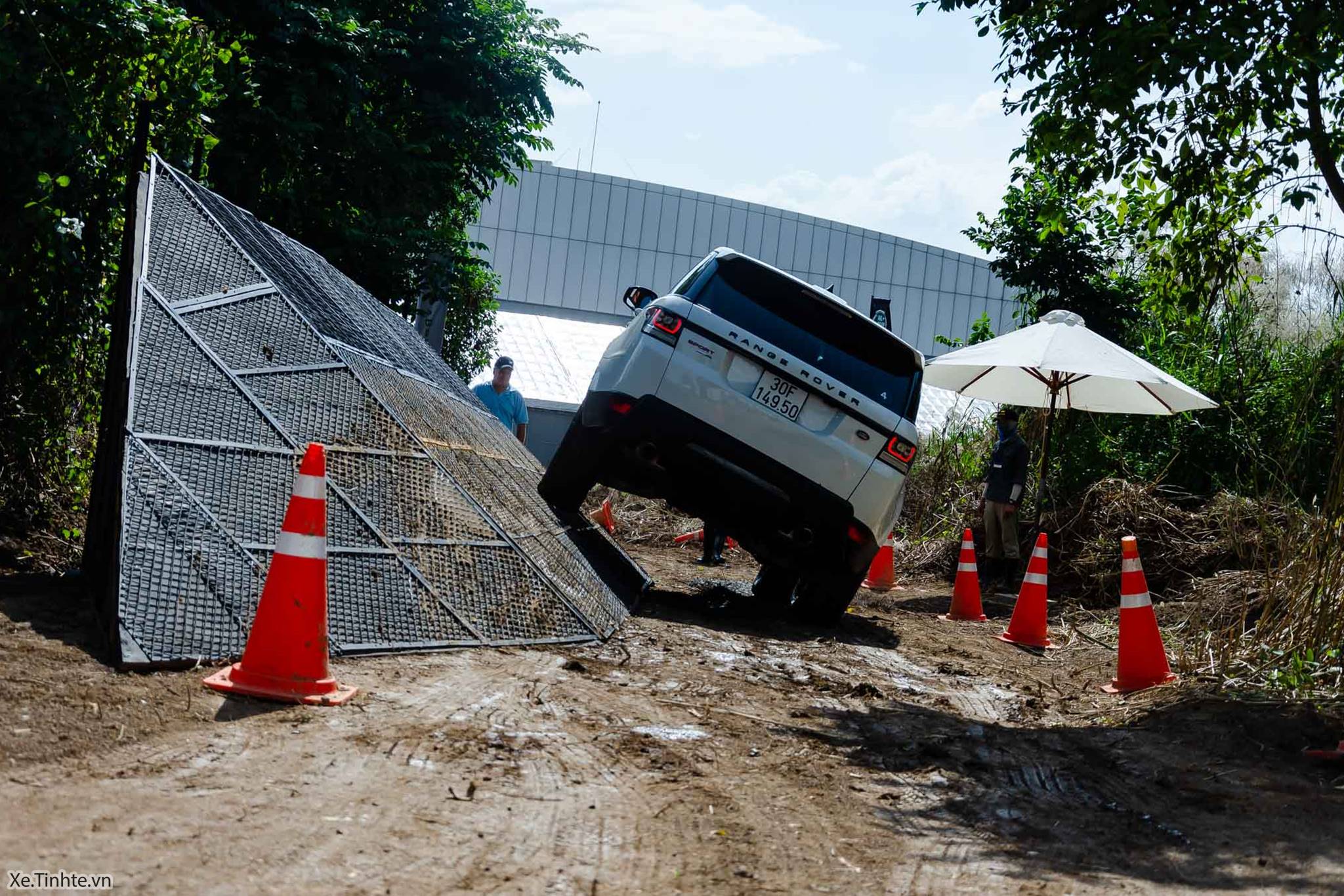 Land_Rover_Above_and_Beyond_Xe_Tinhte_012.jpg