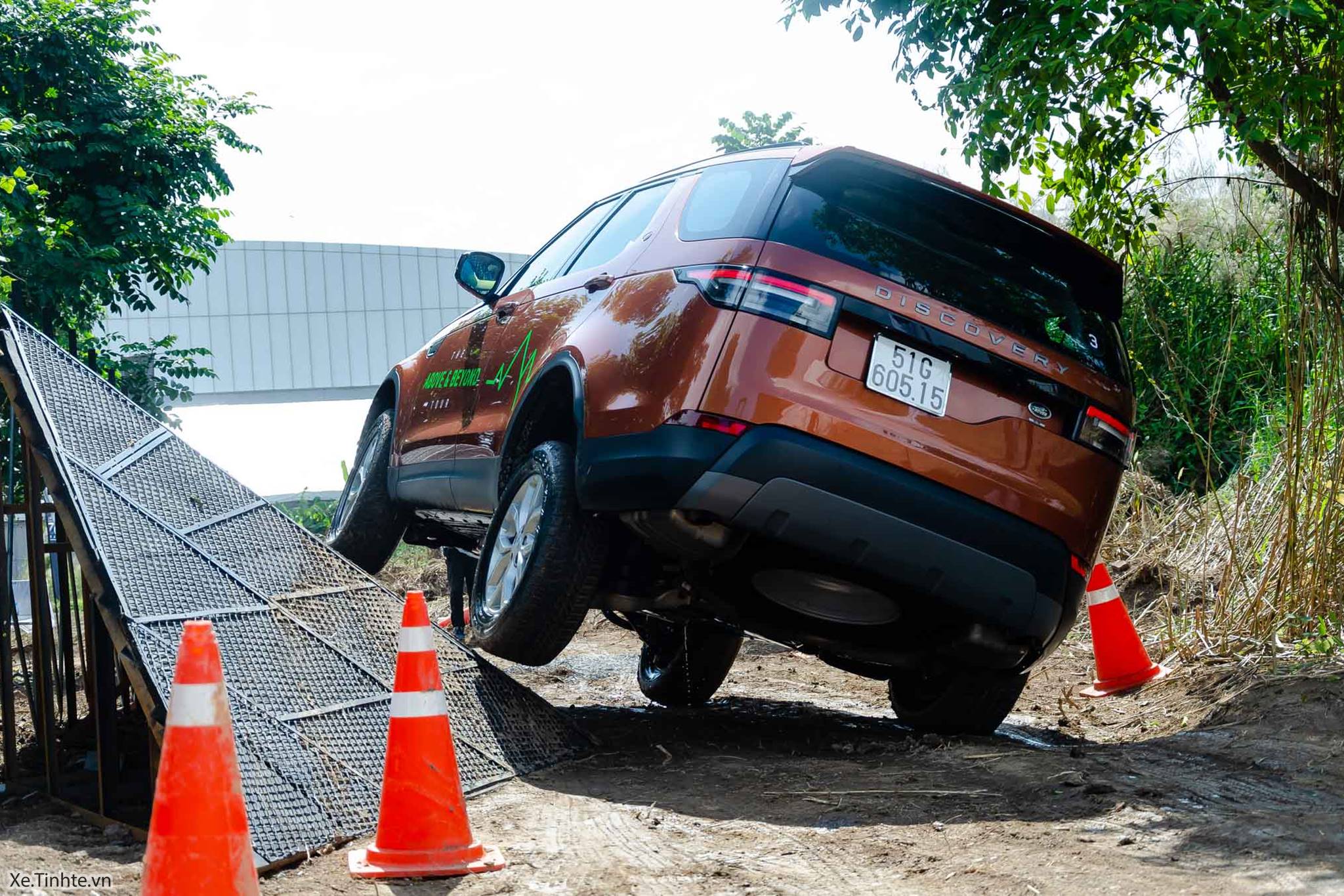 Land_Rover_Above_and_Beyond_Xe_Tinhte_018.jpg